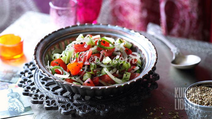 Индийский салат с помидорами и огурцами