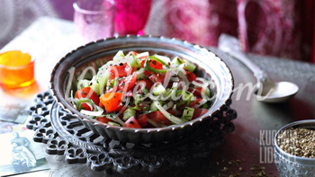Индийский салат с помидорами и огурцами