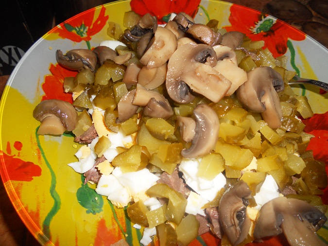 Салат Каприз с грибами и сердцем: рецепт с пошаговым фото