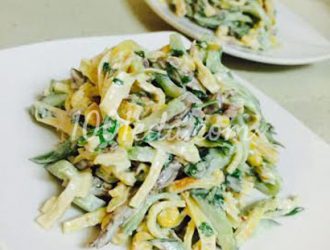 Салат с блинчиками и кукурузой и кинзой