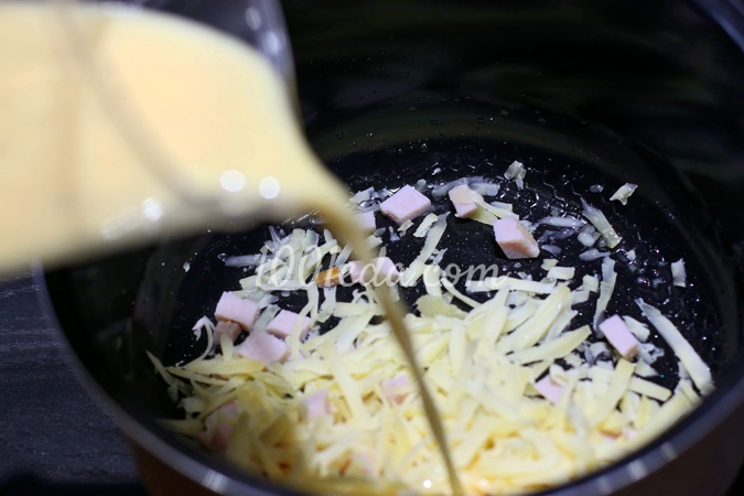 Омлет с сыром и карбонатом в мультиварке: рецепт с пошаговым фото