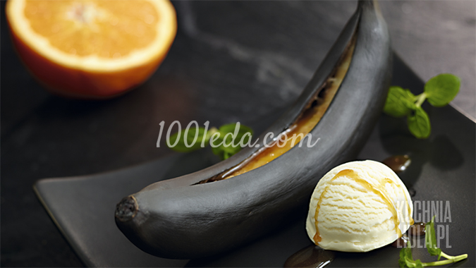 Бананы-гриль с соусом и ванильным мороженым