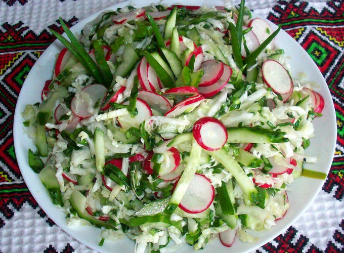 Весенний салат из редиски с пекинской капустой, огурцом и шпинатом: рецепт с пошаговым фото