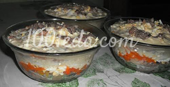 Салат со скумбрией и маринованным огурцом в креманках