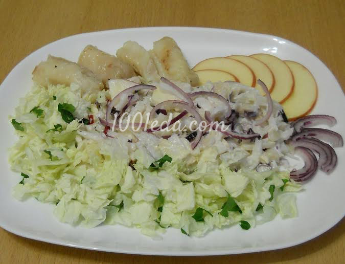 Салат из припущенной рыбы с пекинской капустой, яблоком и сырным соусом