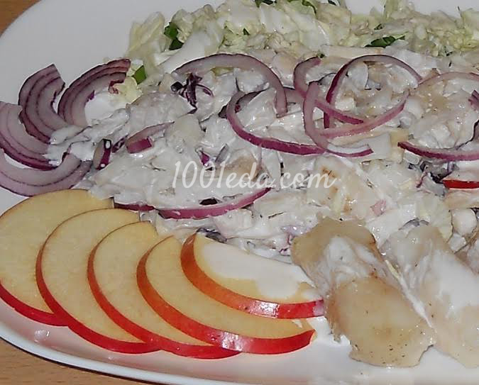 Салат из припущенной рыбы с пекинской капустой, яблоком и сырным соусом