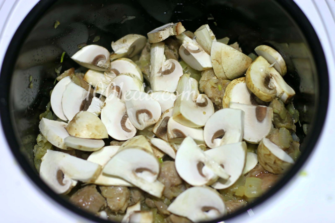 Гречневая каша со свининой и шампиньонами в мультиварке: рецепт с пошаговым фото