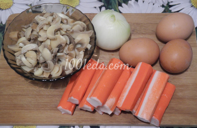 Салат с жареными крабовыми палочками: рецепт с пошаговым фото - Шаг 1