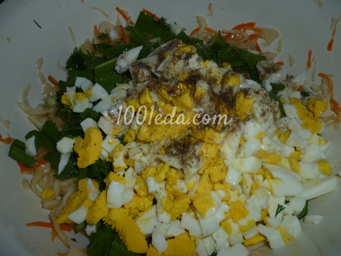 Весенний салатик с капустой, яйцом и черемшой: рецепт с пошаговым фото