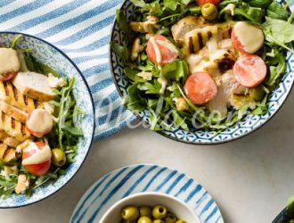 Салат с жареным сыром, курицей и соусом из халвы: рецепт с пошаговым фото