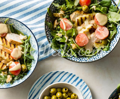 Салат с жареным сыром, курицей и соусом из халвы: рецепт с пошаговым фото