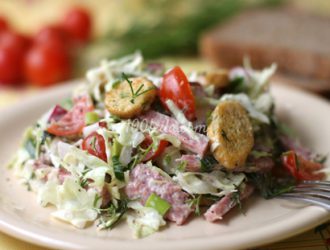 Овощной салат с сервелатом, сухариками и зеленью