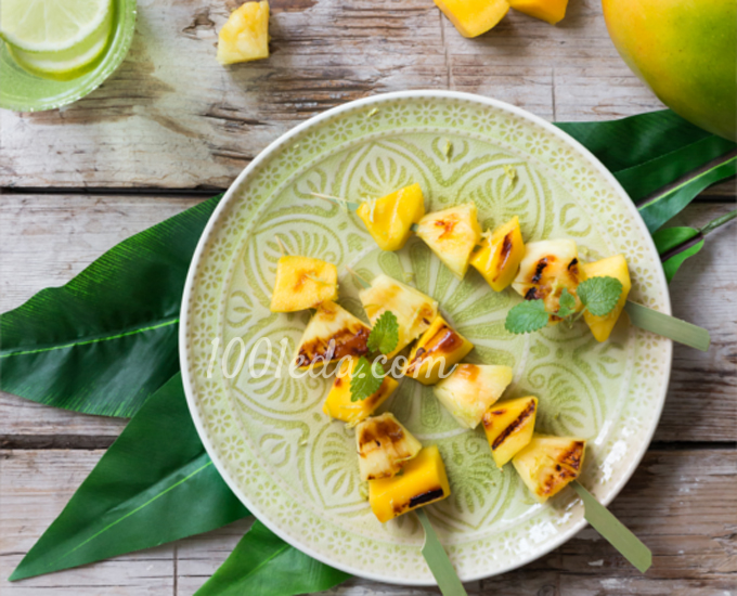 Жареные шашлыки из ананасов и манго с медово-йогуртным соусом
