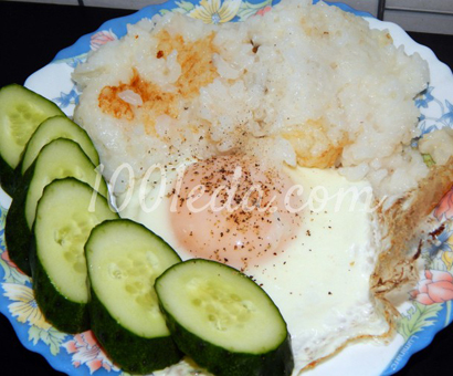Завтрак для школьника: рисовая каша с яйцом