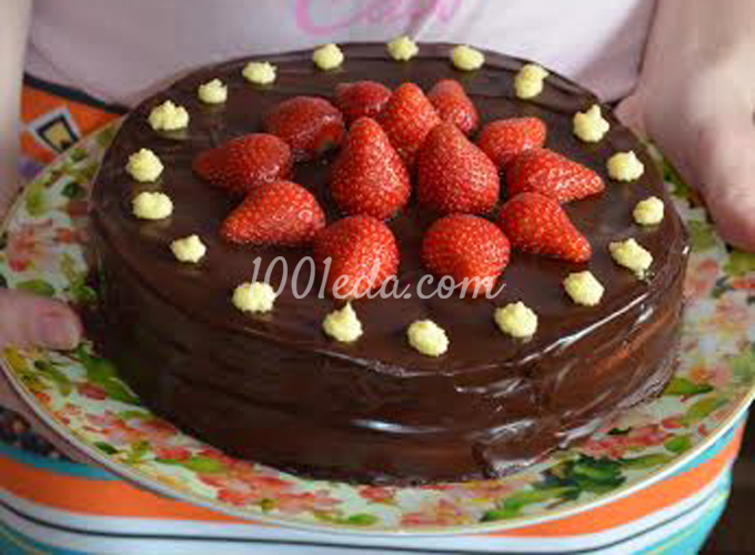 шоколадный торт с клубникой и сливками