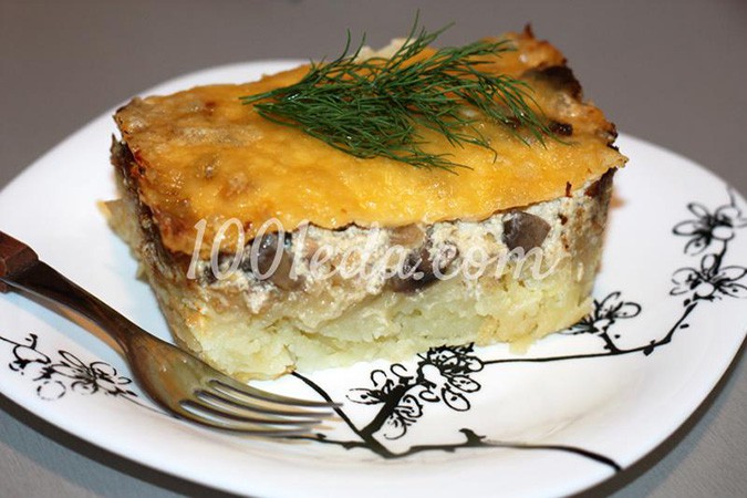 Запеканка из картофеля с грибами с белым соусом под сыром