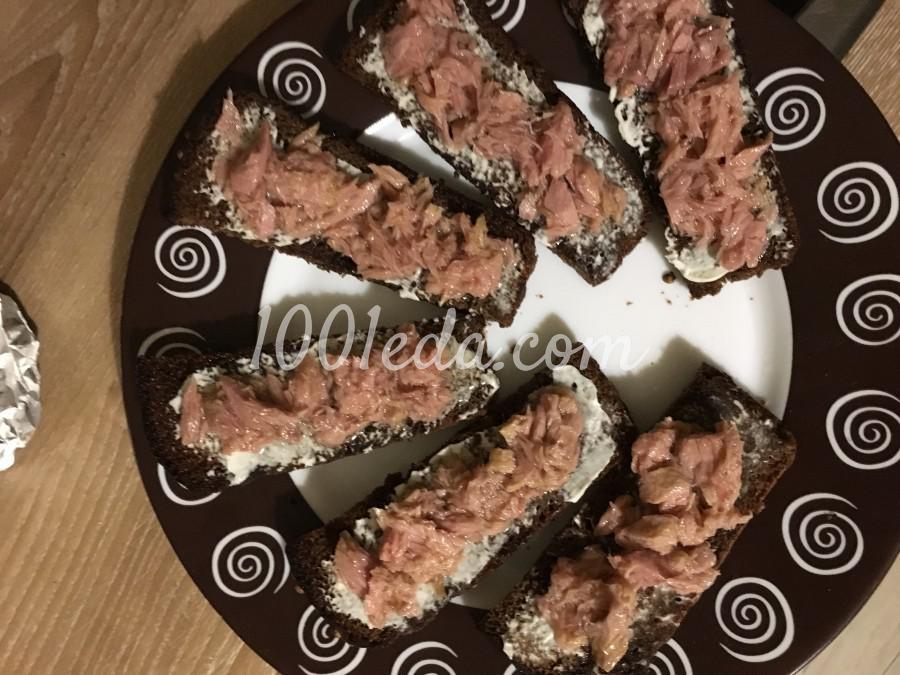 Праздничные бутерброды с рыбными консервами и рукколой: рецепт с пошаговым фото - Шаг №3
