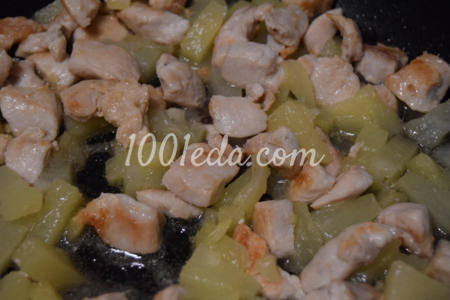 Праздничная курица с ананасами на сковороде: пошаговый с фото - Шаг №4 Праздничная курица с ананасами на сковороде: пошаговый с фото - Шаг №4
