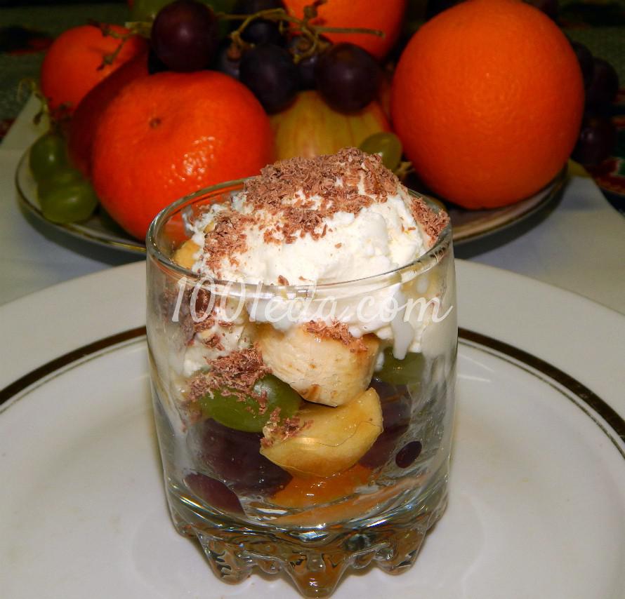Слоеный фруктовый салат с мороженым, шоколадом и ягодным сиропом: пошаговый с фото