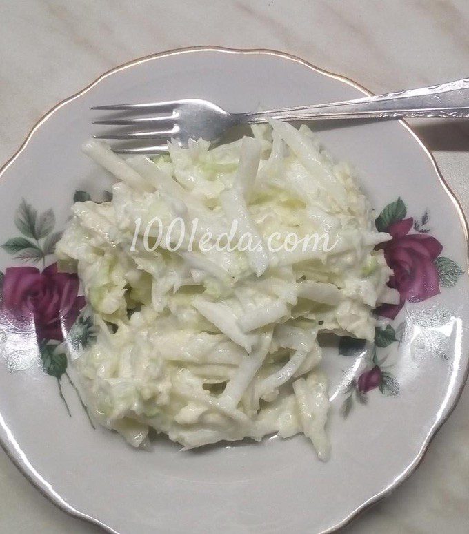 Салат из пекинской капусты с луком и яблоком, заправленный сметаной Салат из пекинской капусты с луком и яблоком, заправленный сметаной