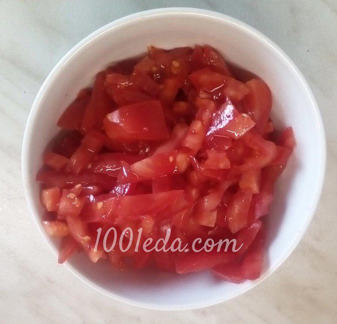 Рисовый салат с помидорами, огурцами и копченой колбасой: пошаговый с фото - Шаг №4