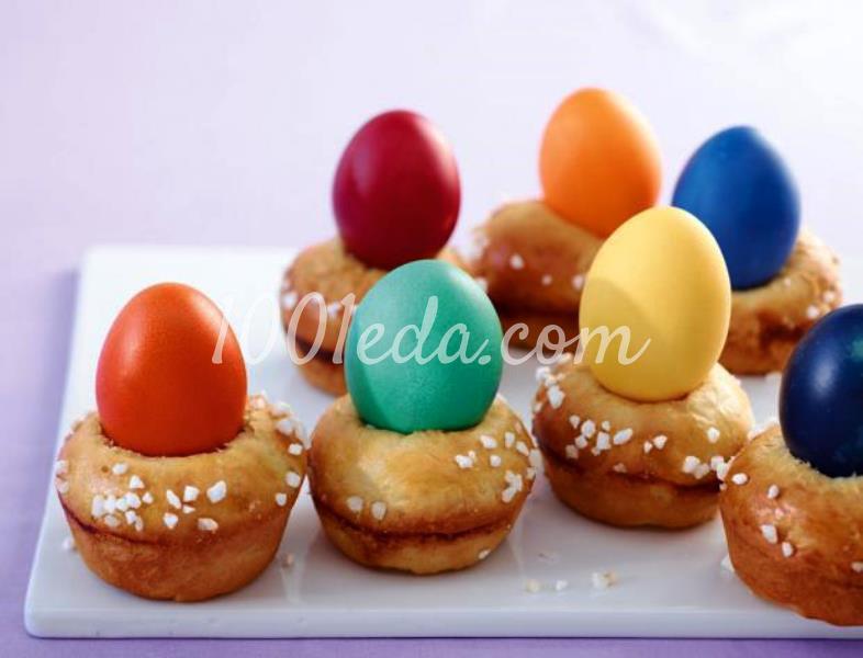 Кексы с красочными пасхальными яйцами