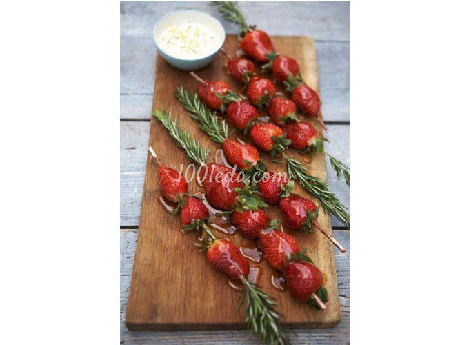 Шашлык из карамелизированной клубники с маскарпоне