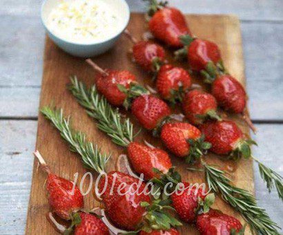 Шашлык из карамелизированной клубники с маскарпоне