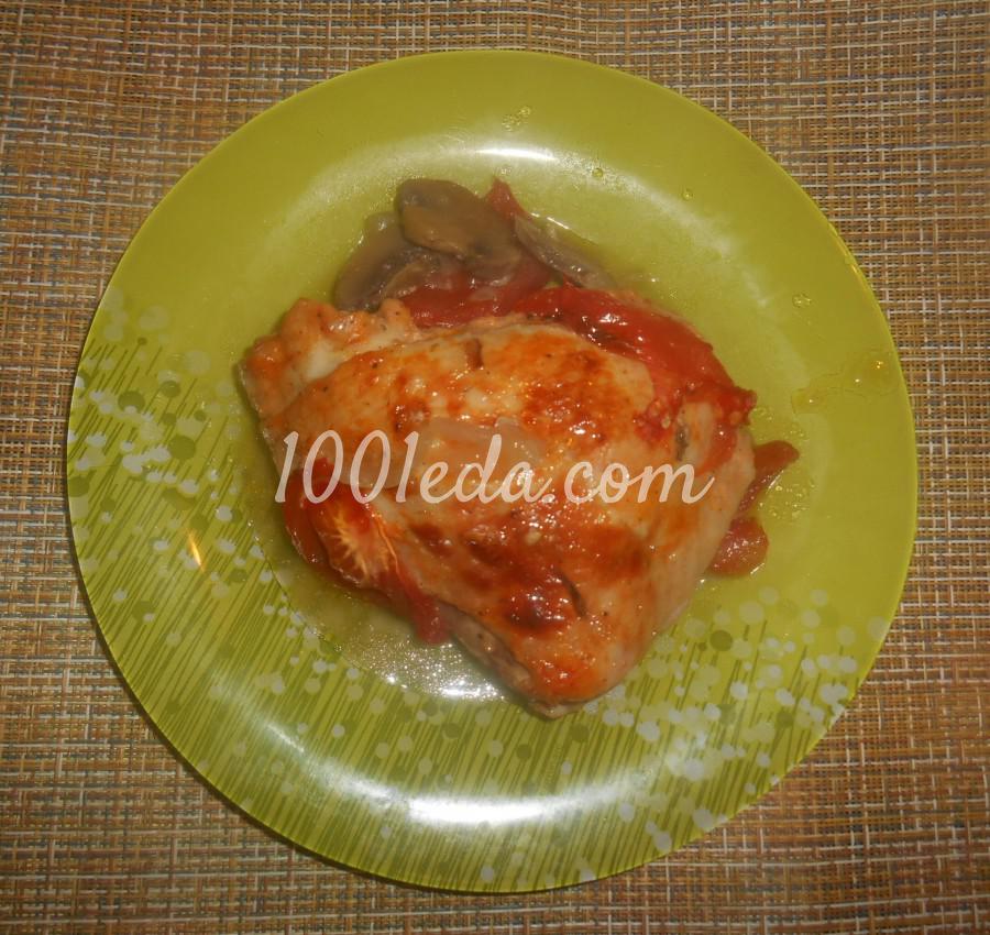 Куриное мясо с помидорами и грибами в духовке