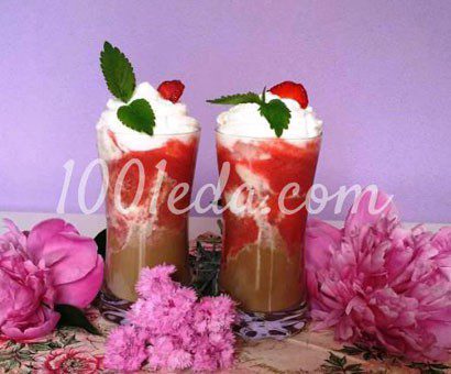 Холодный кофе с клубнично-банановым муссом и мороженым