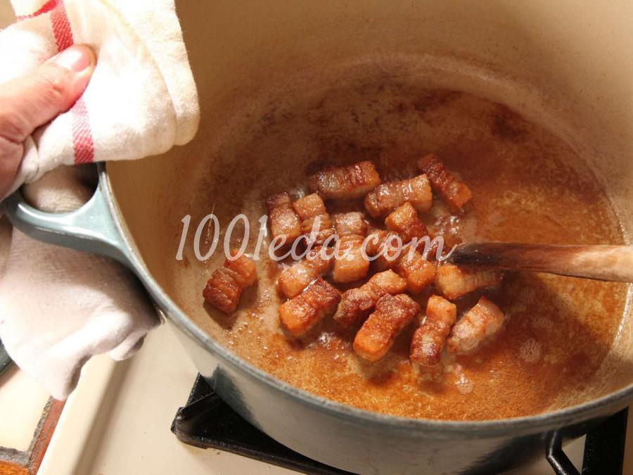 Кассуле из белой фасоли с курицей, грудинкой и колбасками: пошаговое фото - Шаг №3 Кассуле из белой фасоли с курицей, грудинкой и колбасками: пошаговое фото - Шаг №3