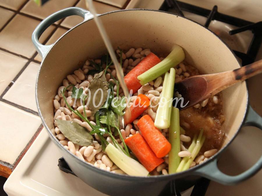 Кассуле из белой фасоли с курицей, грудинкой и колбасками: пошаговое фото - Шаг №8 Кассуле из белой фасоли с курицей, грудинкой и колбасками: пошаговое фото - Шаг №8