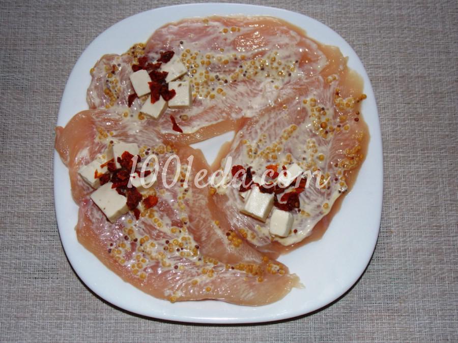 Куриные рулетики с сыром и сушеными томатами: пошаговый с фото - Шаг №4 Куриные рулетики с сыром и сушеными томатами: пошаговый с фото - Шаг №4